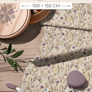 100 procent bomuldsstof med vilde blomster pa beige baggrund til syning quiltning patchwork og boligtekstiler 100 x 155 cm