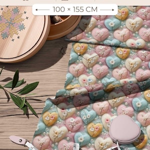 Peut inclure: Un tissu avec un motif répétitif de cœurs aux tons pastel, agrémenté de broderies florales et de petites perles blanches. Le tissu est en 100% coton satiné, 140 GSM, fabriqué en Turquie, et mesure 100 x 155 cm selon le ruban à mesurer.