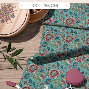 Puede incluir: Tela de satén de algodón color verde azulado con un estampado floral de flores rojas, rosas y hojas verdes. 100% algodón, 140 GSM, fabricada en Turquía, mide 100 x 155 cm. Una cinta métrica rosa en forma de corazón está sobre la tela.
