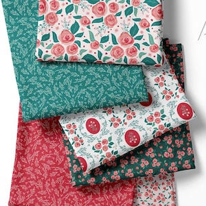 Op de afbeelding: Een assortiment stofstalen met bloemen- en botanische patronen. De stoffen tonen ontwerpen met rozen, bladeren en andere bloemelementen in roze, groene en rode tinten. De stalen zijn in een gelaagde compositie gerangschikt.