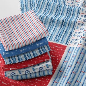 Puede incluir: Un juego de tres tazas de cerámica con un acabado mate moteado. Las tazas son de color crema, gris claro y gris oscuro. Cada taza tiene un diseño simple y minimalista, ideal para café o té.