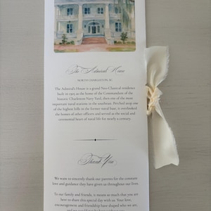 Puede incluir: Un programa de boda plegado con una pintura de acuarela de una gran casa. El programa incluye el texto "The Admiral's House" y "Thank You", junto con una cinta color crema.