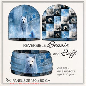 Op de afbeelding: Een omkeerbare muts en nekwarmer set met een witte wolf-afbeelding op een blauwe en witte besneeuwde achtergrond. Het stoffen paneel meet 150 x 50 cm. De tekst luidt: REVERSIBLE Beanie and Buff, ONE SIZE - GIRLS AND BOYS ages 3 - 10 years.