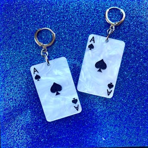 Brincos de cartas de ases de espadas