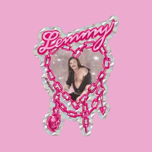 Op de afbeelding: Een holografische sticker in roze en zilver met een hartvormig kettingontwerp. Het hart bevat een foto van een man met lang haar en een baard. De tekst "Lemmy" is geschreven in roze, bubbelvormige letters boven het hart. De tekst "@foolishfetish" is geschreven in een kleiner lettertype onder het hart.