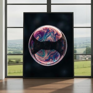 Peut inclure: Une impression d'art encadrée représentant une grande bulle colorée sur fond noir. La bulle présente des motifs tourbillonnants de rose, de bleu et de violet. L'œuvre est exposée dans une pièce avec une grande fenêtre.