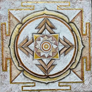 Op de afbeelding: Vierkant geschilderd schilderij met een geometrisch ontwerp. Het kunstwerk heeft een centraal cirkelvormig element met een sterpatroon, omgeven door gelaagde vormen in goud, bruin en wit. De randen zijn goudkleurig omlijnd.