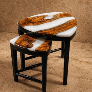 Juego de taburetes nido de madera Rohida con borde natural y resina epoxi, mesa de centro rústica moderna.