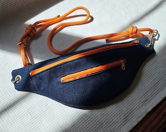 XL bananentas, voornamelijk gemaakt van denim – dubbele oranje rits, dubbele rode Vichy-details.