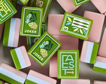 プレッピーなピンクとグリーンのアメリカン麻雀｜緑の面を持つ3色タイル｜160 NMJLゲーム｜パームビーチ風インテリア＆シックなホステスギフト