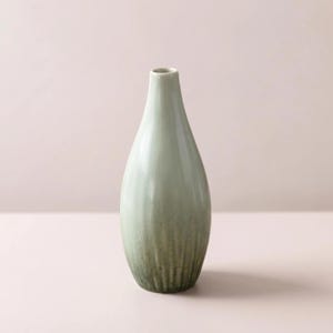 Salviagrön böjd keramikvas | Texturerad Japandi-keramik | Minimalistisk vardagsrumsinredning