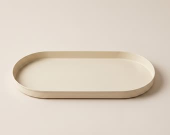 Vassoio in metallo beige, organizer ovale per beauty case, vassoio per profumi, complemento d'arredo minimalista.