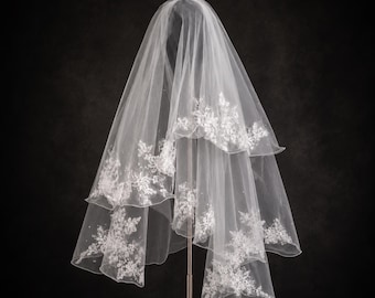 Lace Wedding Veil with Comb Soft Tulle Two Tier Blusher Floral Applique Pearl Beaded Elbow Length Romantic Short Bridal Veil for Bride 80cm