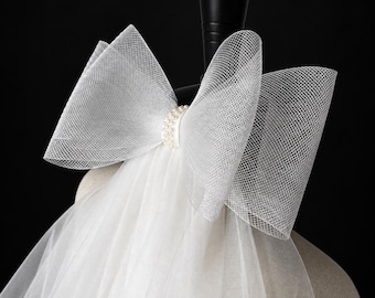 Pearl Bow Wedding Veil with Comb Two Tier Short Soft Tulle Raw Edge Shoulder Length Bridal Veil White Ivory Modern Hair Accessory for Bride