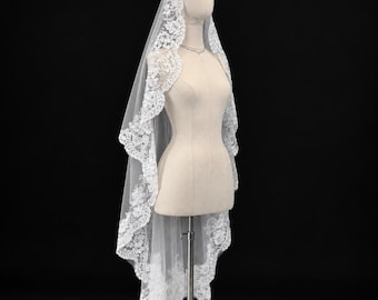 Lace Wedding Veil Short Mantilla Veil with Comb Floral Lace Edge Knee Length Waltz Bridal Veil White Ivory Custom Length Wedding Accessory