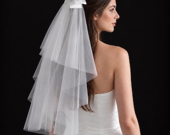 Short Wedding Veil with Bow Two Tier Soft Tulle Raw Edge Waist Length Bridal Veil with Comb White Ivory Modern Bridal Accessory for Bride