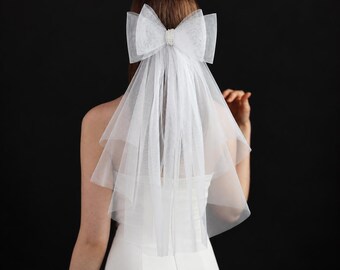 Short Wedding Veil with Bow Two Tier Soft Tulle Pearl Bow Raw Edge Bridal Veil with Comb Shoulder Length Modern Bridal Hair Accessory