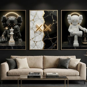 Op de afbeelding: Een drieluik van ingelijste kunstdrukken met abstracte figuren en marmertexturen. Het centrale stuk toont een gespleten marmerontwerp met gouden accenten en een "XX"-symbool. De flankerende prints tonen gestileerde figuren met schaakstukken tegen een donkere achtergrond.