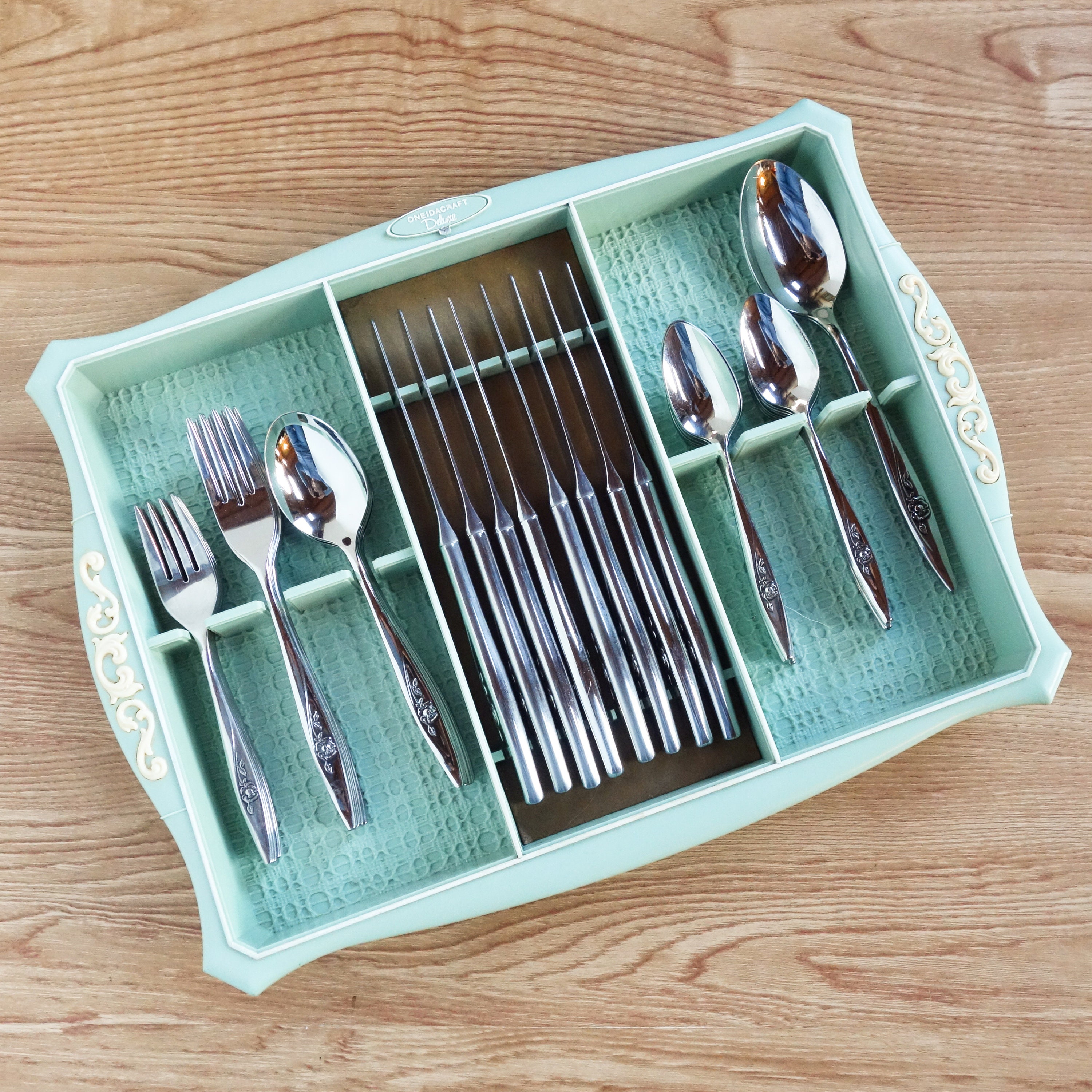 Oneida Lasting Rose Deluxe Stainless Flatware Set, Service for 8 in Storage  Tray, Vintage Silverware Set, Mint Condition, Wedding Gift 