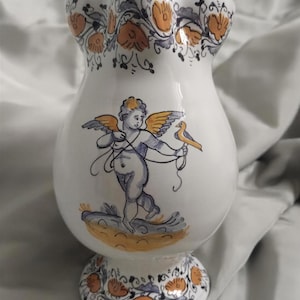 Brocca in ceramica con angioletto, stile Compendiario faentino