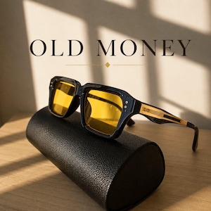 Könnte beinhalten: Quadratische Sonnenbrille mit schwarzem Rahmen und gelb getönten Gläsern. Die Bügel haben goldfarbene Metallakzente mit linearen Gravuren. Der Text OLD MONEY steht über der Brille, die auf einem schwarzen, strukturierten Etui liegt.