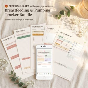 Op de afbeelding: Een verzameling afgedrukte borstvoeding- en kolf-trackerbladen en een smartphone met een app-interface. De bladen bevatten grafieken voor het gewicht van de baby, de melkvoorraad en borstvoedingssessies. De app-interface toont het volgen van gegevens en de voortgang.