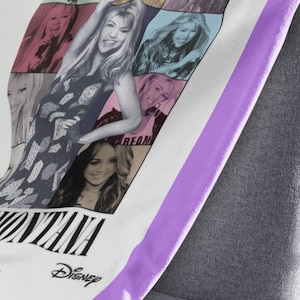 Pu&ograve; includere: Un set di tre tazze in ceramica con finitura opaca e macchiettata. Le tazze sono nei toni del crema, grigio chiaro e grigio scuro. Ogni tazza ha un design semplice e minimalista.