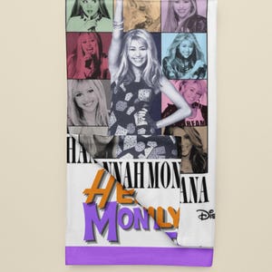 Pu&ograve; includere: Un cartello in legno rustico con la scritta "Welcome to our home" in stile scritto a mano. Il cartello presenta una finitura invecchiata e un design semplice e invitante, perfetto per l'arredamento dell'ingresso.