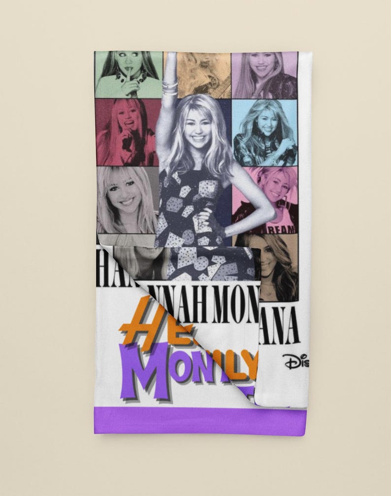 Pu&ograve; includere: Un cartello in legno rustico con la scritta "Welcome to our home" in stile scritto a mano. Il cartello presenta una finitura invecchiata e un design semplice e invitante, perfetto per l'arredamento dell'ingresso.