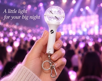 Llavero mini lightstick de KATSEYE, colgante para bolso blanco con luz y clip plateado, accesorio para conciertos.
