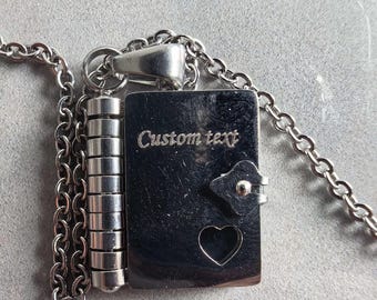 Collana da donna in acciaio inossidabile con ciondolo a forma di libro, personalizzabile con iniziali o data, gioiello minimalista e su misura.