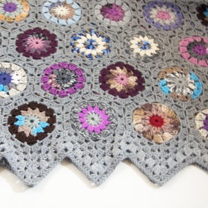 Gehäkelte Hexagon Decke - Grau mit Bunten Lebendigen Motiven, Oma Quadrat Decke, Oma Hexagon Decke, Schoß Decke