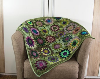 Häkeldecke Oma Quadrat, gehäkelte Babydecke, Wolldecke, Mohairdecke, Schoßdecke, gehäkelte Decke - Grün mit bunten Blumen