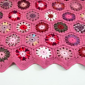Gehäkelte Hexagon Babydecke - Rosa mit bunten leuchtenden Motiven, Oma Quadrat Decke, Oma Hexagon Decke, Lap Blanket