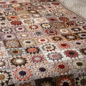 Gehaakte vierkante oma-deken, handgemaakte gebreide sprei, bruin en beige met bloemen