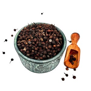 Könnte beinhalten: Eine weiße Keramik-Tasse mit schwarzem Henkel und dem Text "But First, Coffee" in schwarzer, handschriftlicher Schrift. Die Tasse steht auf einer weißen Oberfläche.