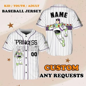 Może przedstawiać: Biała koszulka baseballowa z fioletowymi prążkami, z grafiką Buzz Lightyear. Koszulka ma napis "PRINCESS SECURITY 00" z przodu i "NAME" z tyłu. Koszulka jest konfigurowalna, z tekstem "CUSTOM ANY REQUESTS" na dole.