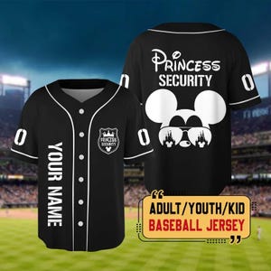 Może przedstawiać: Czarna koszulka baseballowa z białym wykończeniem, z napisem "YOUR NAME" pionowo z przodu. Posiada logo "PRINCESS SECURITY" i numer "0". Z tyłu napis "PRINCESS SECURITY" i wzór Myszki Miki w okularach przeciwsłonecznych. Dostępne rozmiary dla dorosłych, młodzieży i dzieci.