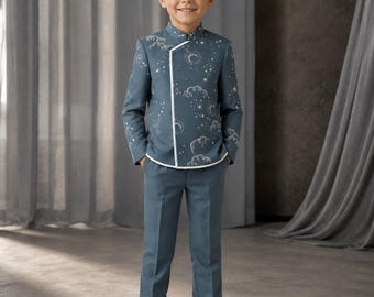 Abito da uomo ricamato con motivi celestiali, smoking con colletto alla coreana asimmetrico, abito da sposo personalizzato con luna e stelle.