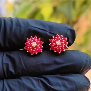 Rundschnitt Simulierte Roter Rubin Blume Ohrstecker 14K Gelbgold 925 Silber vergoldet