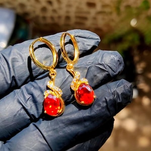 Ovala örhängen med simulerad rubin, 14K guldpläterat sterlingsilver