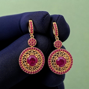 Pendientes colgantes redondos con rubí sintético rojo, chapados en oro amarillo de 14 quilates y plata 925.