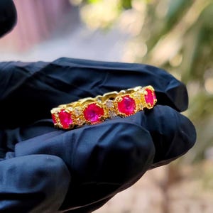 Anel de noivado/casamento com rubi vermelho simulado de corte redondo, banhado a ouro amarelo 14K