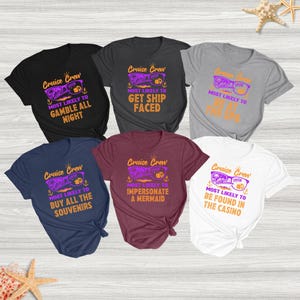 Peut inclure: Six t-shirts à manches courtes en noir, gris foncé, gris clair, bleu marine, bordeaux et blanc. Chaque t-shirt présente un motif de lunettes de soleil violettes avec le texte Cruise Crew 2026 et des phrases uniques comme Most Likely to Gamble All Night, Get Ship Faced, Be at the Spa, Buy All the Souvenirs, Impersonate a Mermaid et Be Found in the Casino.