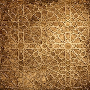 Könnte beinhalten: Nahaufnahme einer goldenen, strukturierten Oberfläche. Die Oberfläche ist mit einem sich wiederholenden geometrischen Muster aus Sternen und ineinandergreifenden Formen bedeckt, wodurch ein reichhaltiges, verziertes Design entsteht. Die Farbe ist ein warmes Antikgold.