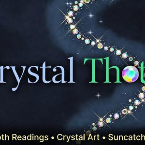 Op de afbeelding: Donkerblauwe achtergrond met de woorden "Crystal Thoth" in lichtblauw en groen. Een sprankelende, gebogen lijn van kristallen en sterren accentueert de tekst. Daaronder staat "Thoth Readings • Crystal Art • Suncatchers."