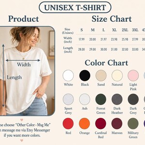 Op de afbeelding: Een wit t-shirt weergegeven met een maattabel met breedtes en lengtes in inches van S tot 5XL, en een kleurenkaart met twintig afzonderlijke cirkelvormige kleurvakken gelabeld met namen zoals White, Black, Sand, Natural en diverse andere.