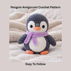 Può includere: Un pinguino all'uncinetto fatto a mano, con pancia bianca, corpo grigio e sciarpa lilla. Il pinguino ha piedi e becco arancioni. Il testo "Penguin Amigurumi Crochet Pattern" e "Easy To Follow" sono visualizzati.