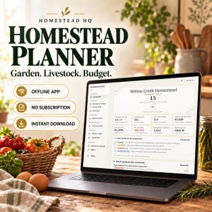 Op de afbeelding: Een laptop met de digitale planner-interface Homestead HQ, met secties voor tuin-, vee- en budgetbeheer. Het scherm toont gegevens voor Willow Creek Homestead, inclusief scores, opbrengsten en kosten voor de gebruiker.