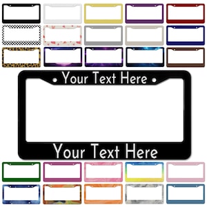 Peut inclure: Une collection de cadres de plaques d'immatriculation de différentes couleurs et motifs, dont noir, blanc, or et violet. Le cadre principal est noir avec le texte "Your Text Here".